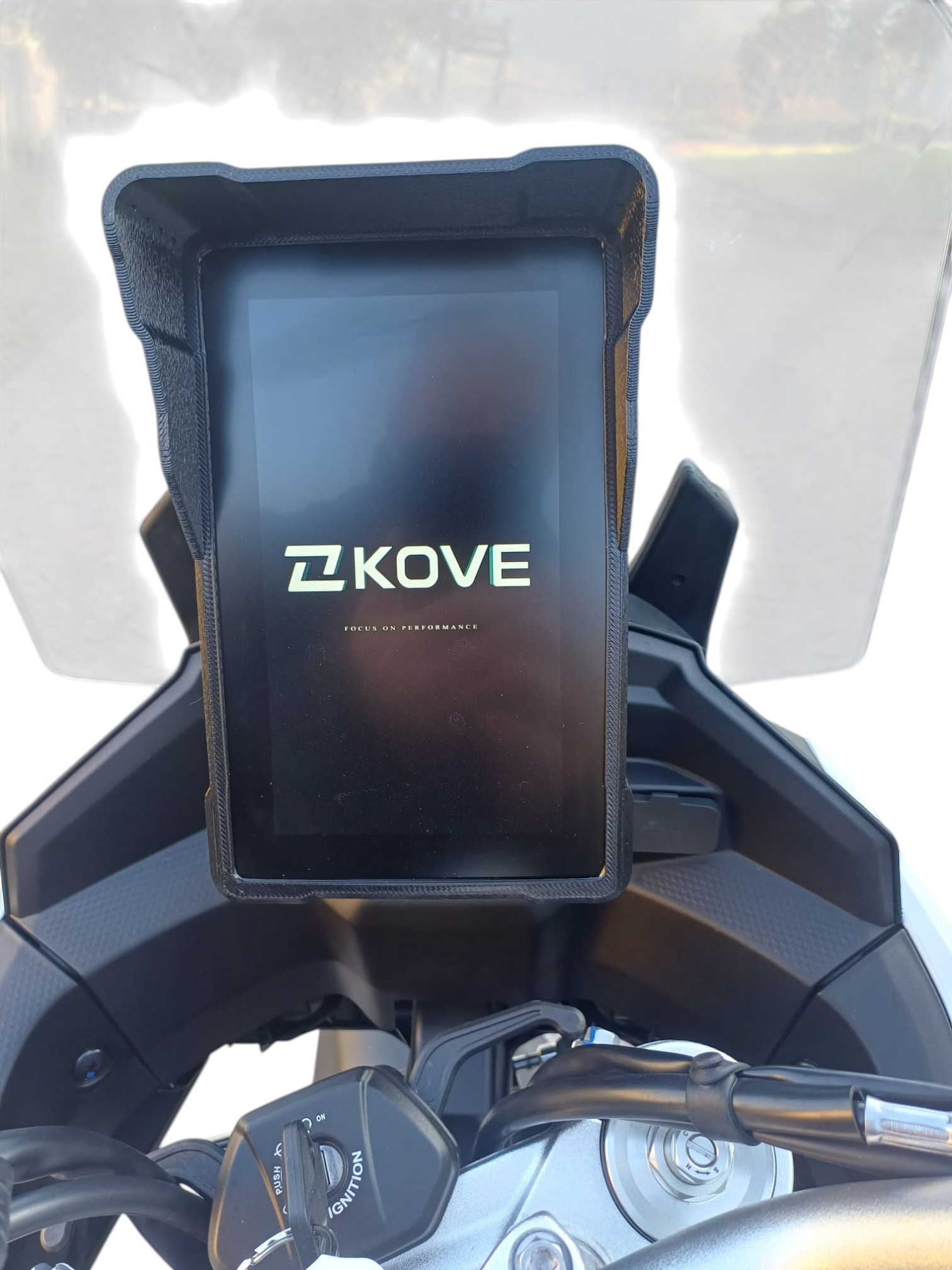 Parasole TFT Kove 800X Parasole Kove 800X montato su display TFT